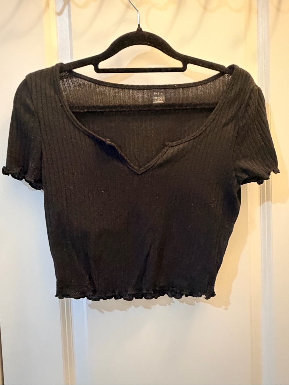 SHEIN Black Ribbed V-Notch Lettuce-Edge Short Sleeve Crop Top Size Medium
